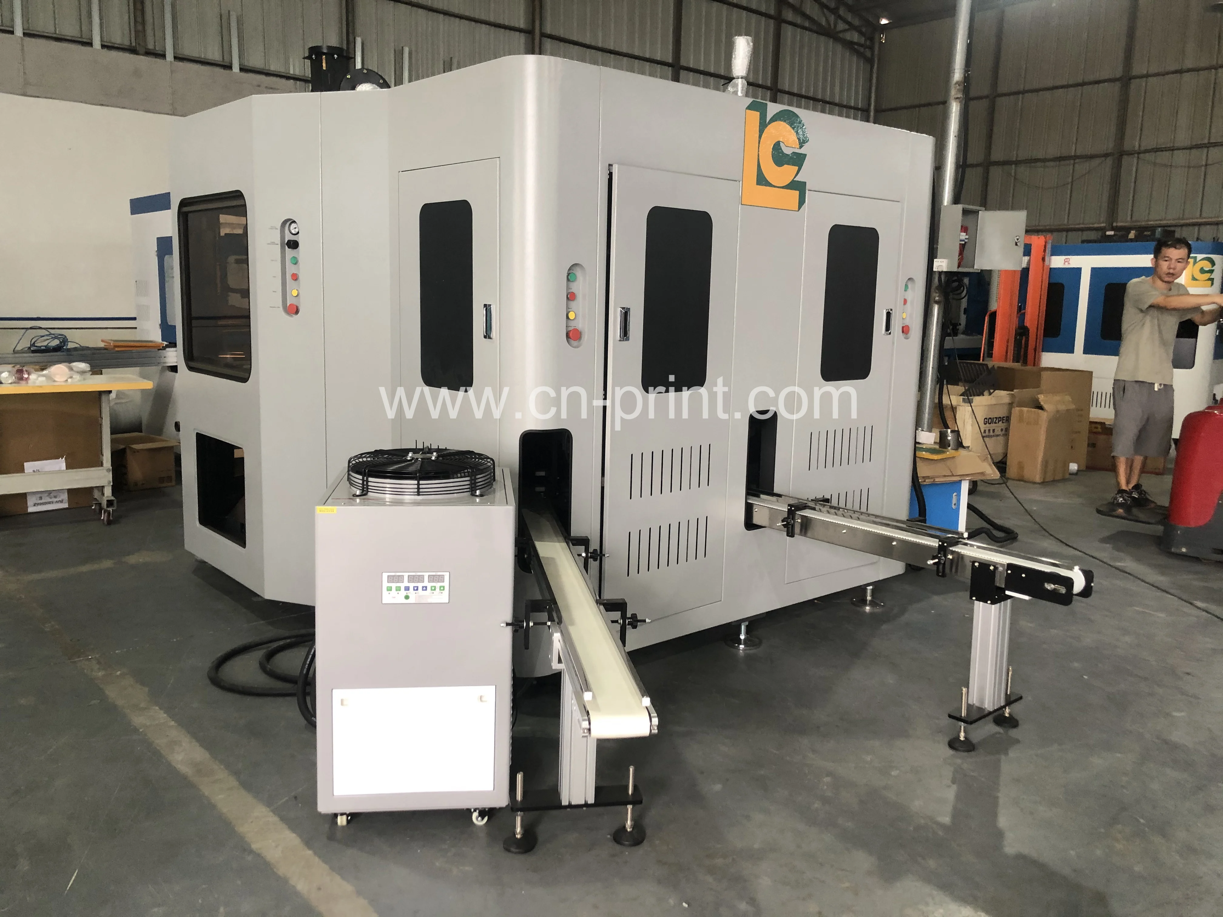 4 вида цветов CNC полностью автоматический сервопривод стеклянная бутылка трафаретная печатная машина пластиковая банка шелкография с CCD