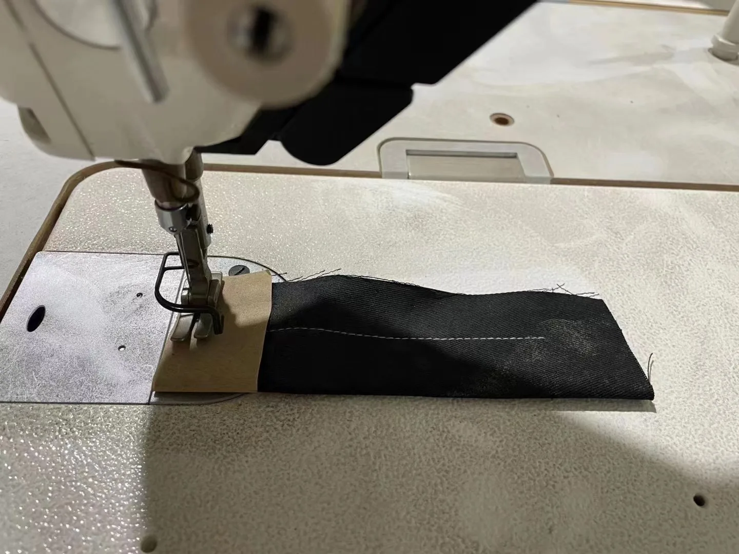 Original Jukis 8000A High Speed Single Needle Lockstitch Sewing Machine With Automatic Thread Trimming Sewing Heavy Materials