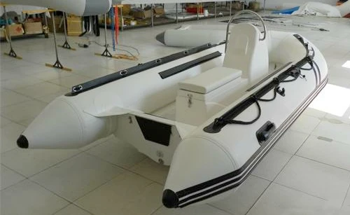Китайское производство по заводской цене военная высокоскоростная лодка в рубчик и лодочный мотор струйной лодки продажа небольшой Стекловолоконный