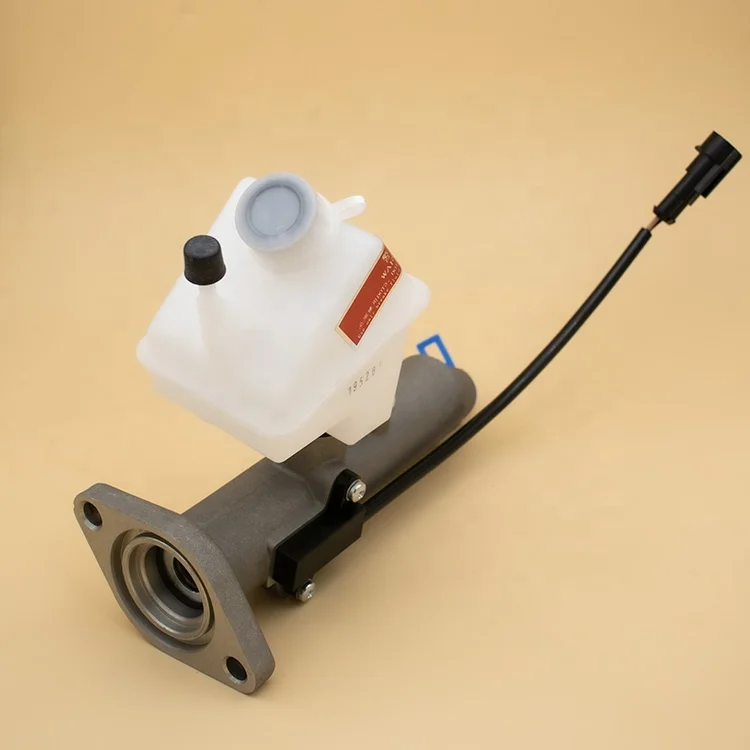 Hot sale GENLYON Truck Parts clutch master cylinder 5801475914 with oil can For GENLYON truck spare parts