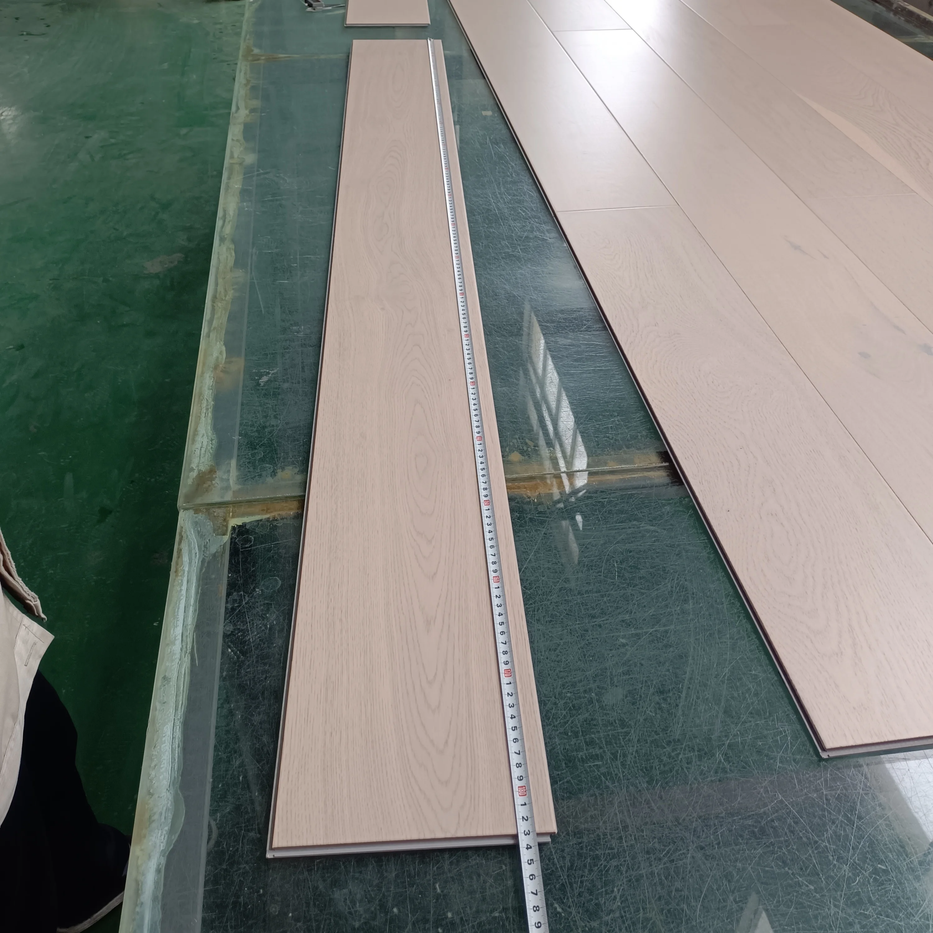 White color Oak Veneer  SPC Flooring KTWV1177