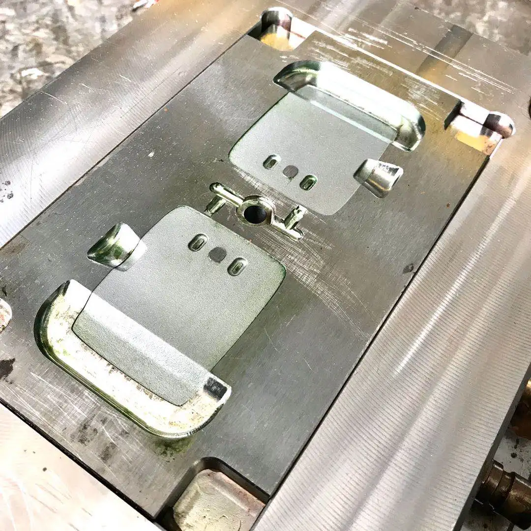 OEM бесплатный образец, качественный гибкий инструмент для литья под давлением, запчасти для игрушек с двумя материалами thinkимеется