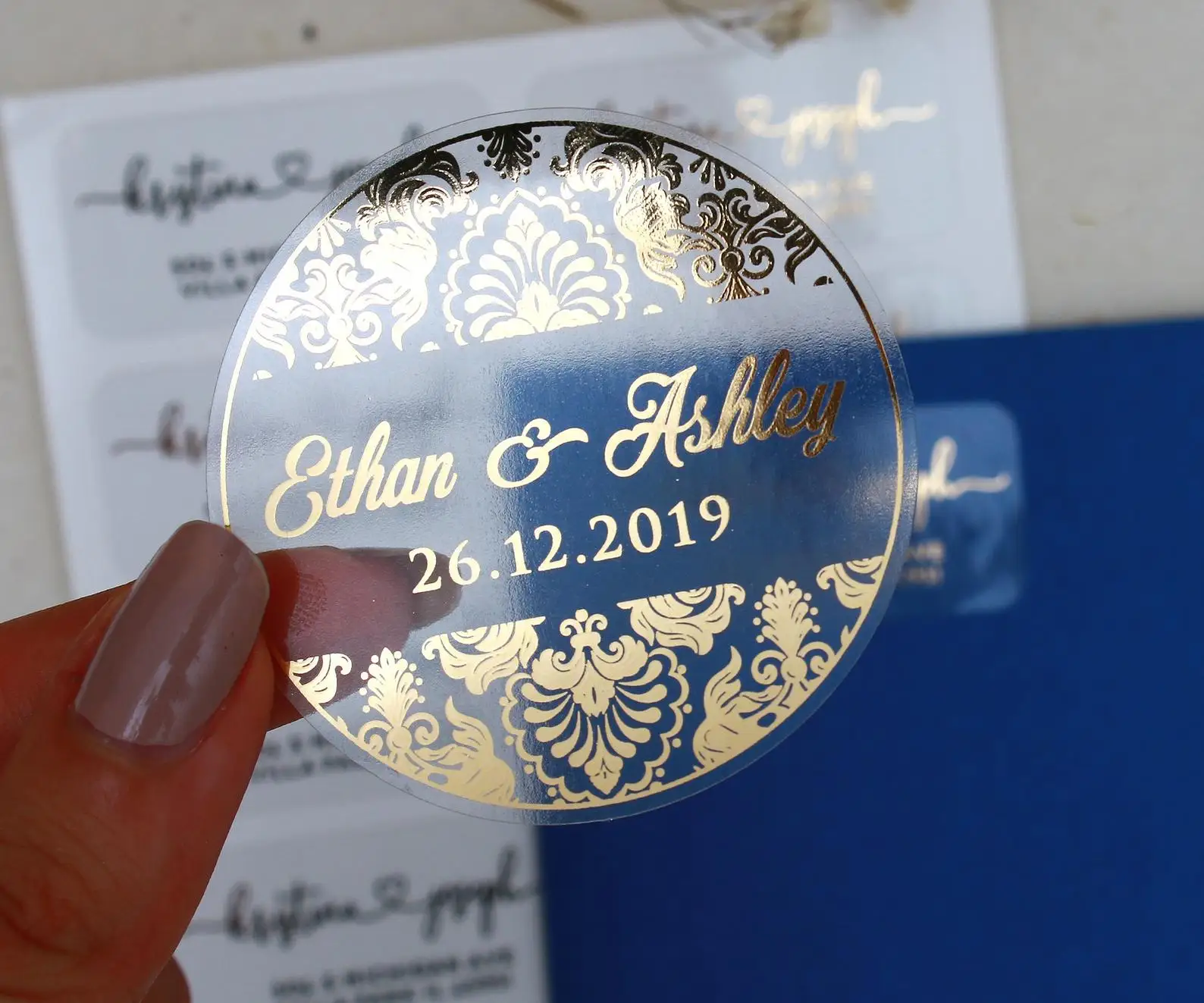 
 Пользовательская печать имени логотипа горячего тиснения золотой фольги ПВХ небольшие круглые прозрачные наклейки Клейкие этикетки  