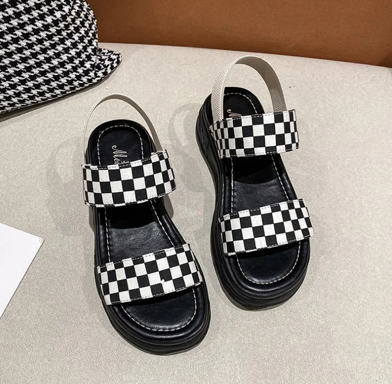 Women Wear Flat-bottomed Fashion Sandals And Slippers Out In Summer Beach Shoes Seaside Flip-flops PU Picture Women Female Lady