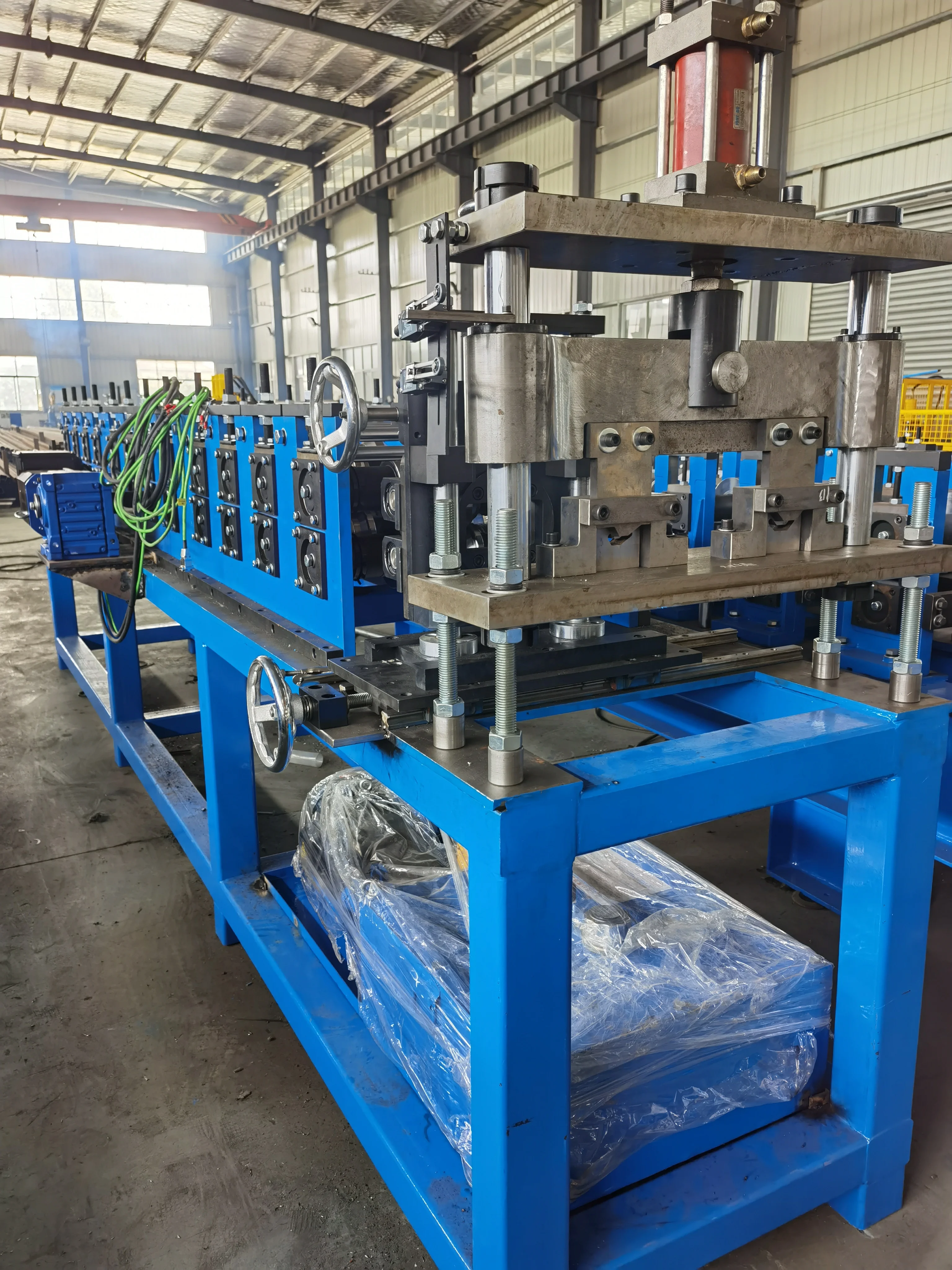 Double sides automatic stud chamfering machine for stainless steel stud bolt
