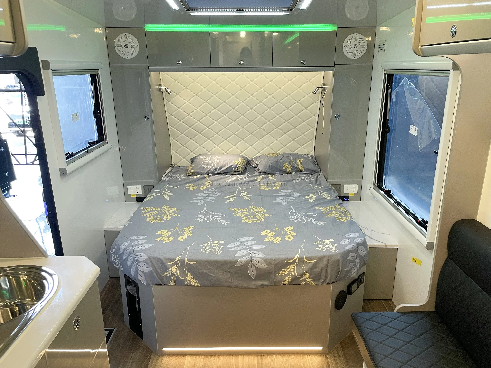 4*4 Austrailan new style Hot Sale Caravan Camp Tourist Trailer Hard Top Caravan Travel Trailer off road camper hard top caravan