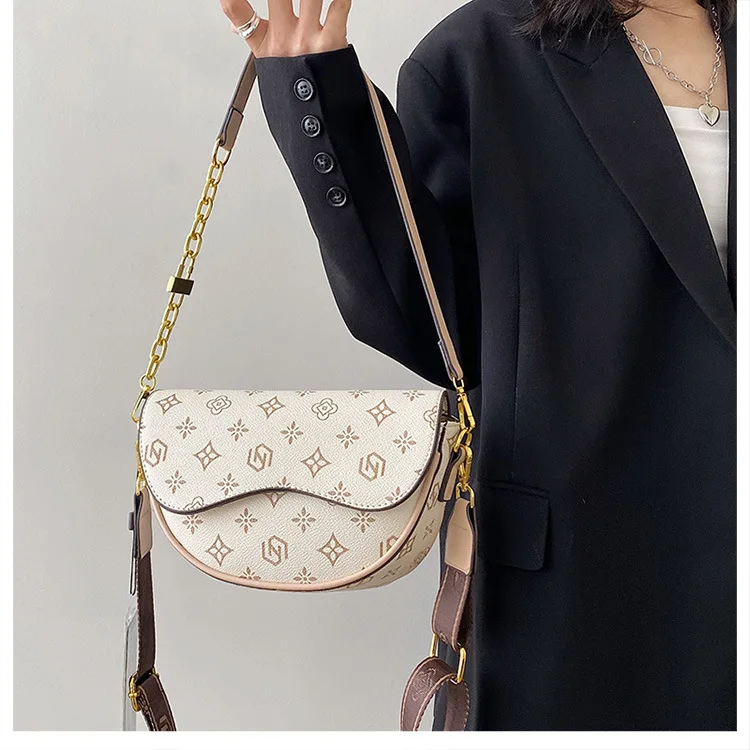 Fashionable Retro PU Leather Crossbody Shoulder Bag Geometric Letter Personalized Printed Saddle Women Daily Versatile