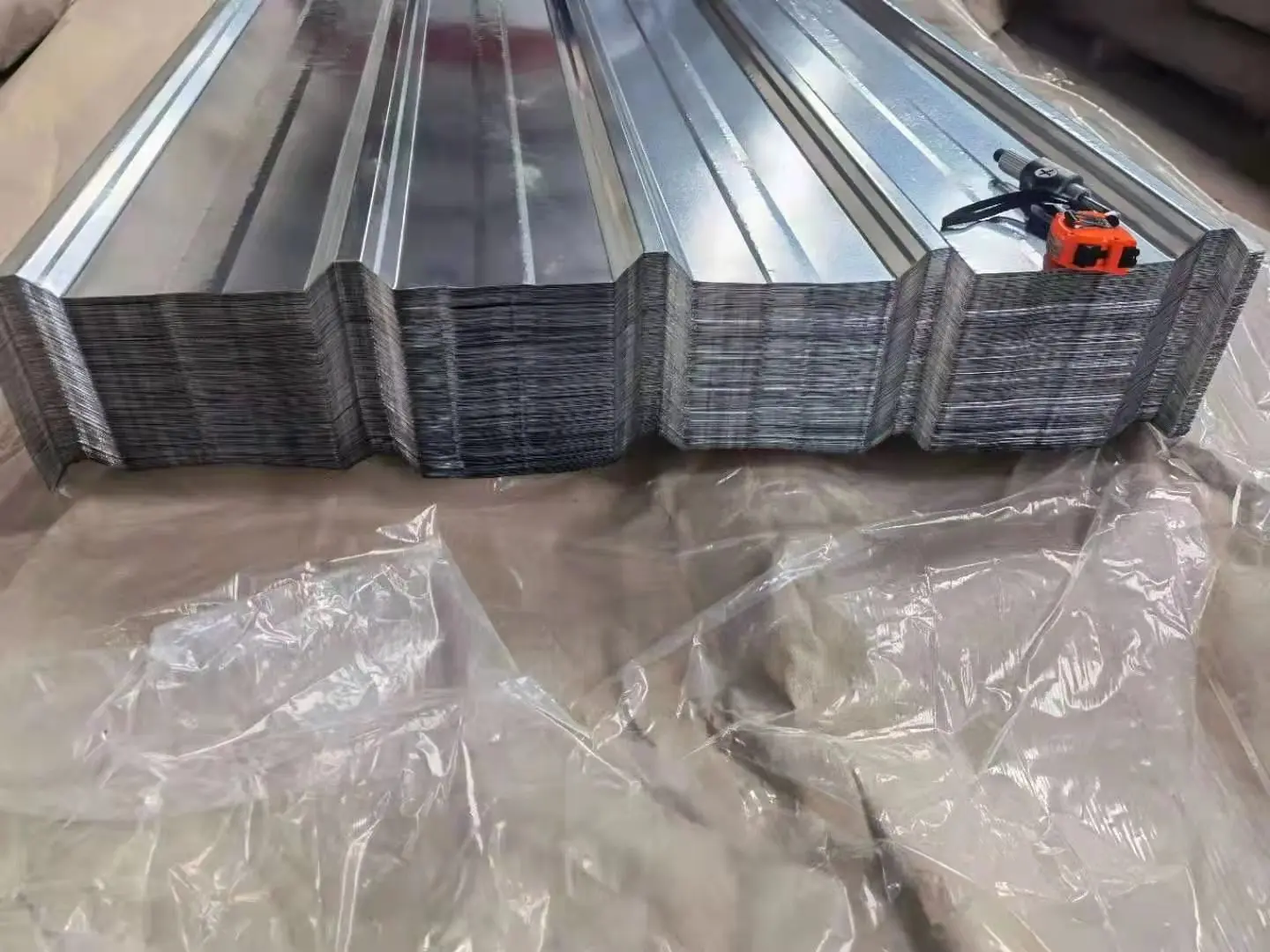 Wholesale Hot Dipped Galvanized Iron Sheet 22 26 28 Gauge Corrugated Steel Roofing Sheet   with High Quality