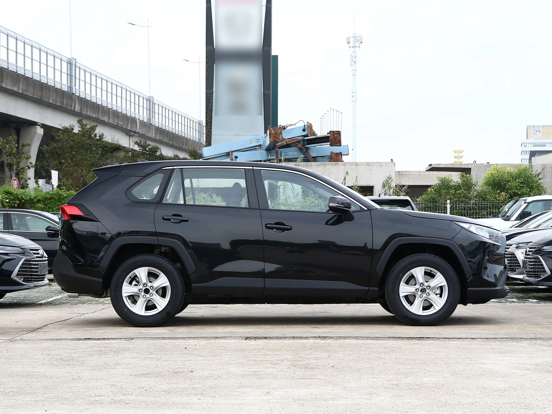 2022 Tyota Rav4 Гибридный внедорожник Подержанный автомобиль для продажи FWD 4L двигатель R18 шины кожаные сиденья размеры 4x4