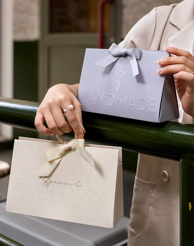 Wholesale Custom Printed Brand Logo Design Promotion Luxury Clothing Retail Gift Shopping Black Jewellery Paper Bag With Handle