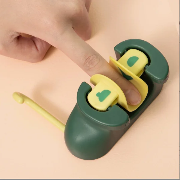 Strong seamless punch-free mop clip