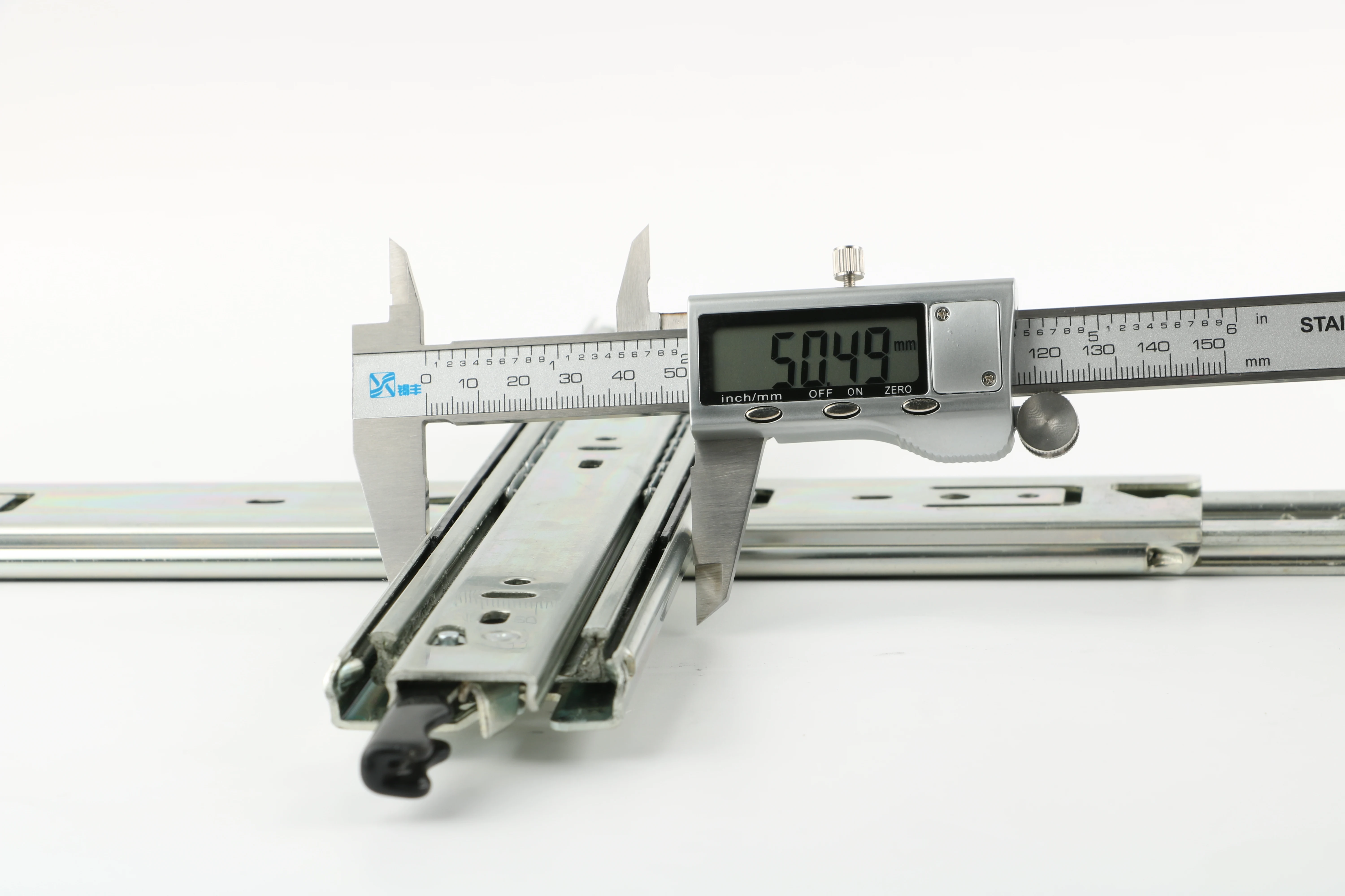 TH1350LK 50mm 68KG Lockable Three Folds Full Extension Medium Duty Ball Bearing Stove Slide for Caravans