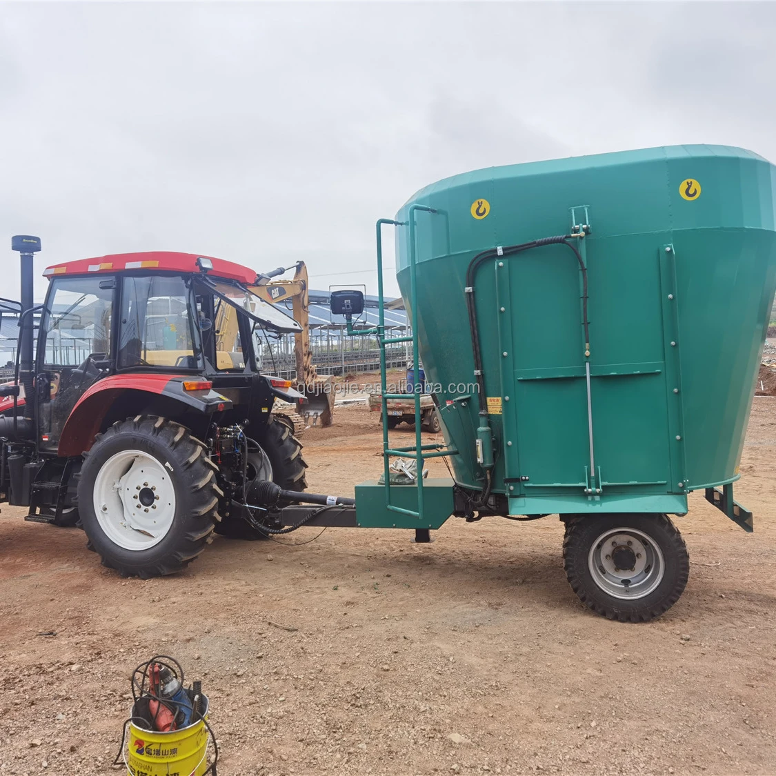 Farm machinery dairy farming tmr cow feed mixer truck for sale