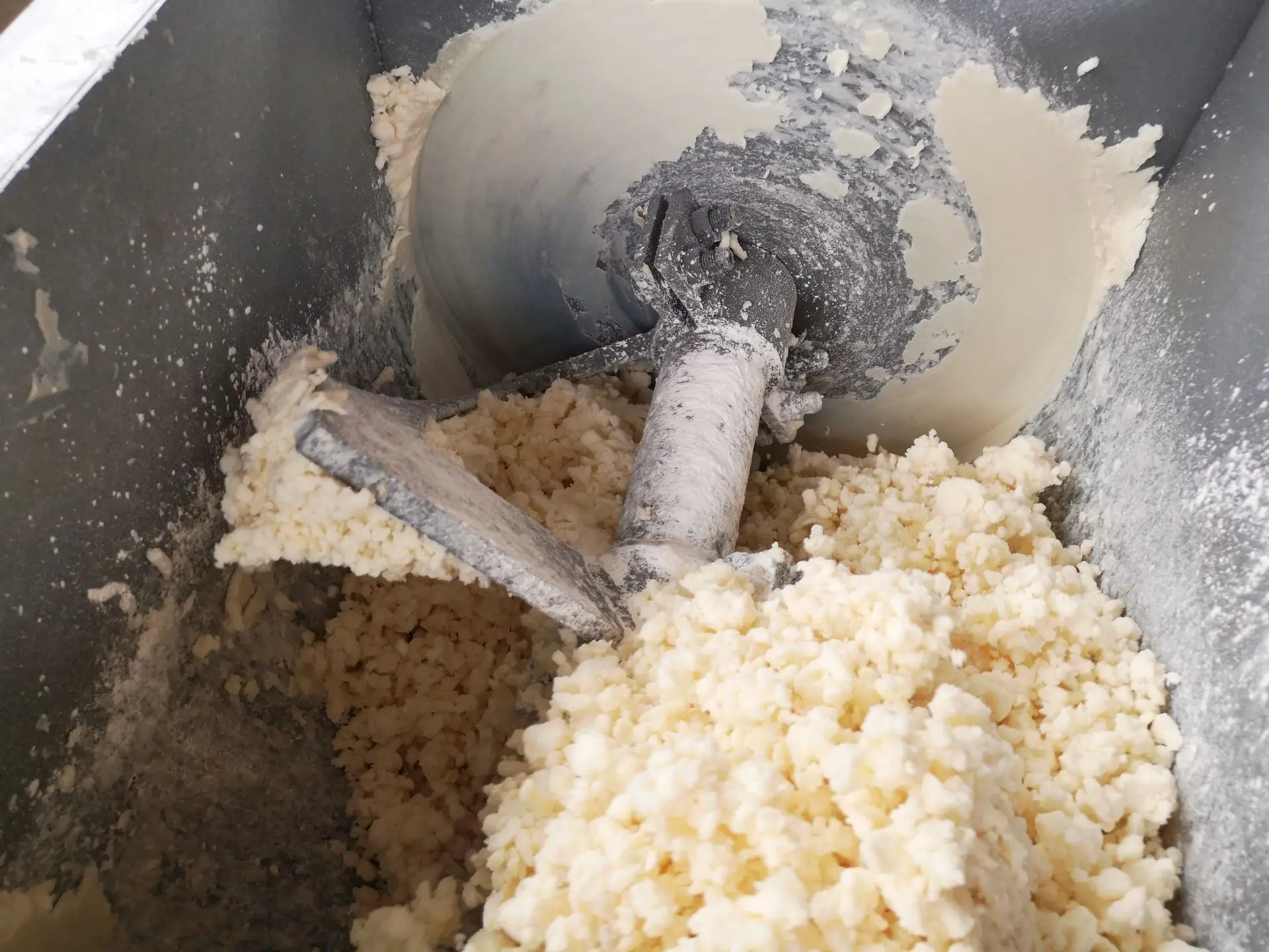 Fully automatic soap production line, from raw materials to final packaging, can make soap of various shapes, lengths and sizes