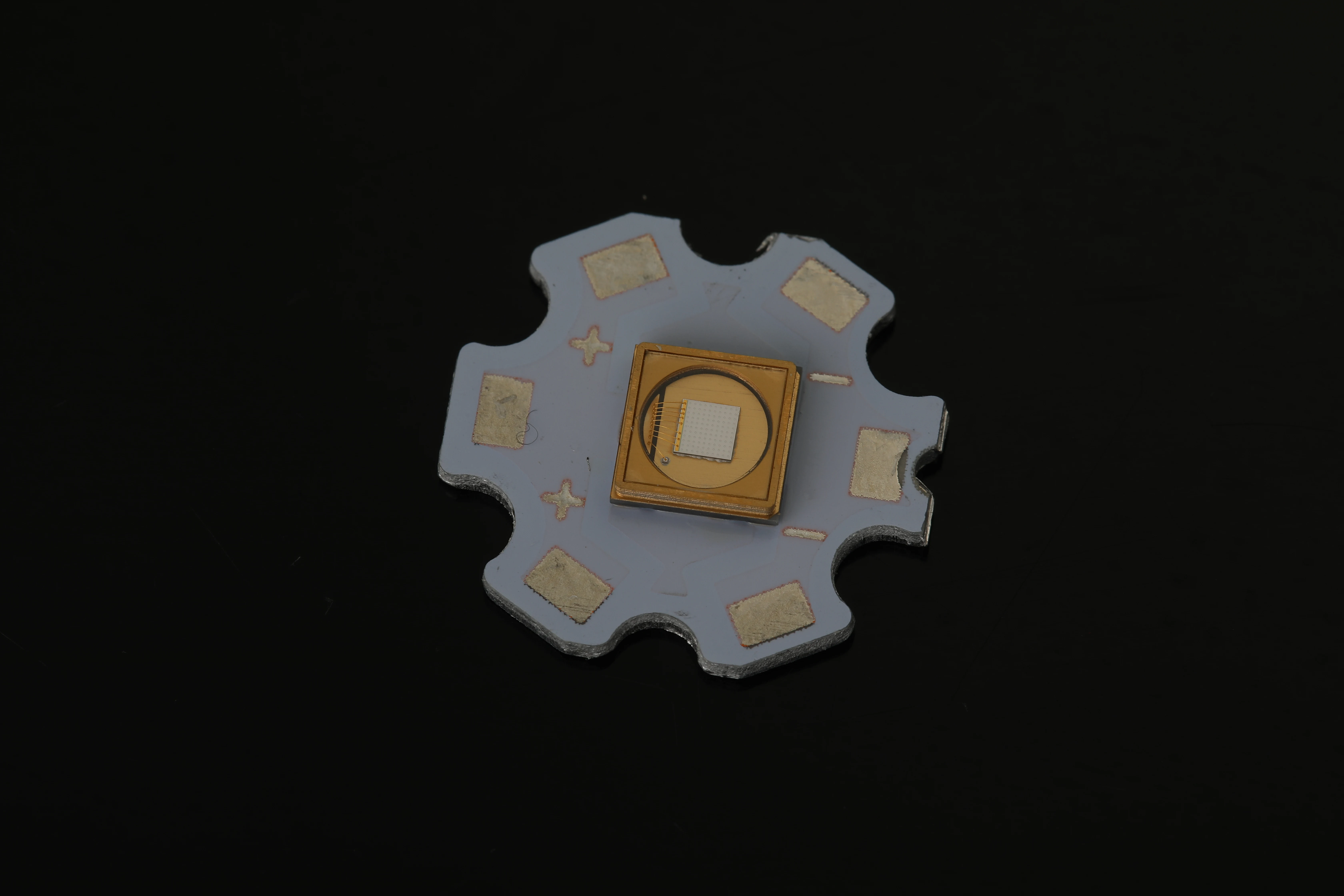 Цена по прейскуранту завода-изготовителя высокой мощности UVA 365NM 6868 SMD светодиод светодиодные Чип китайский резинковый шланг высокого качества AIN6868 365nm UV леча на возраст от
