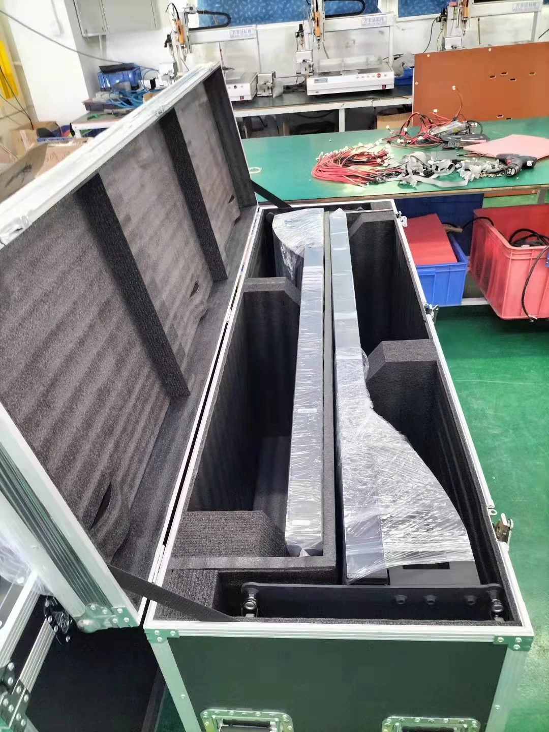 P2.5 Floor Standing Outdoor LED Poster Portable Advertising Billboard Advertising LED Display Screen for Shopping Mall Store