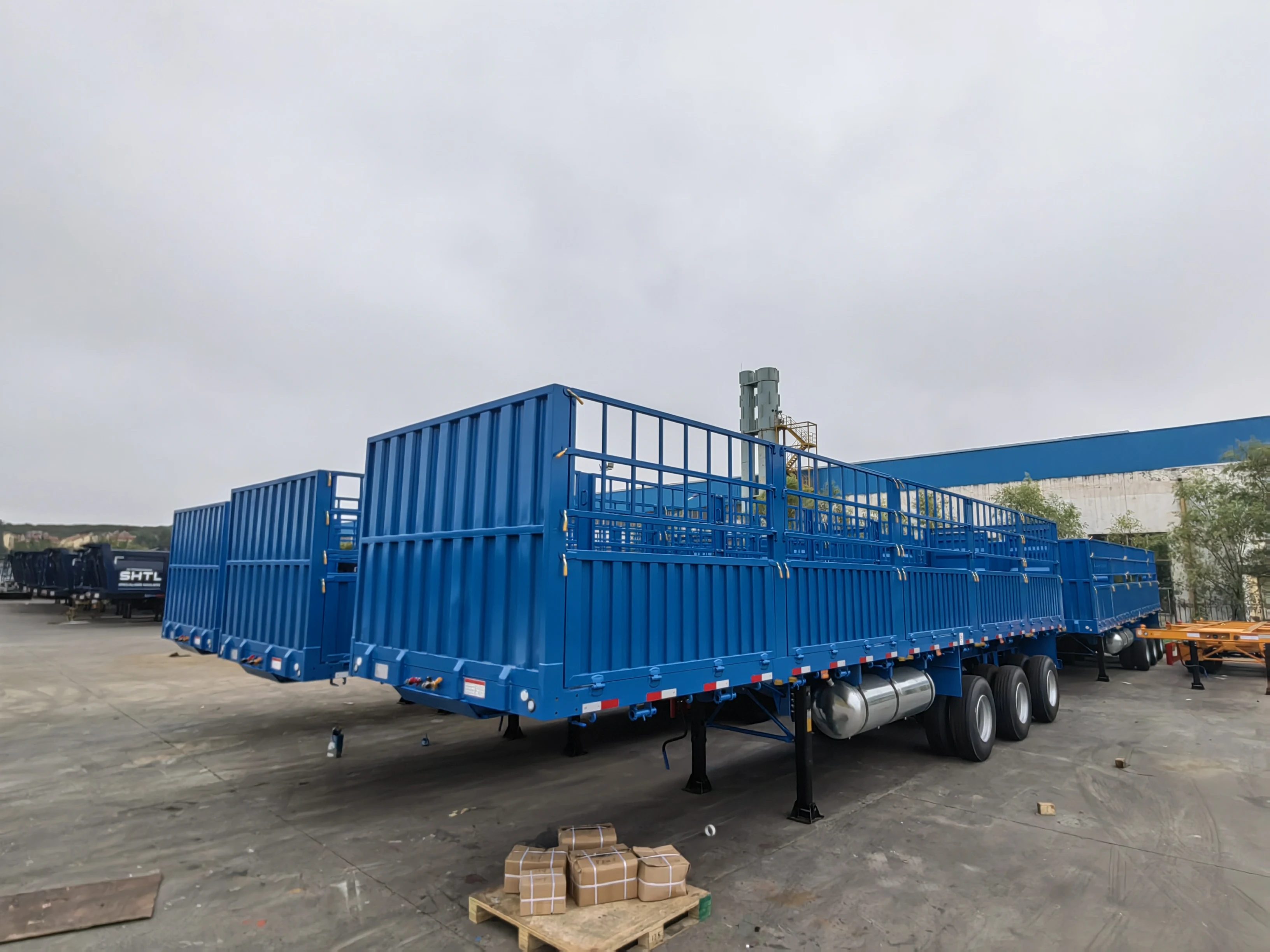 Factory Direct 40ft 3 Axles Flatbed Semi Trailer Side Wall Flatbed Trailer for Efficient Cargo Transportation