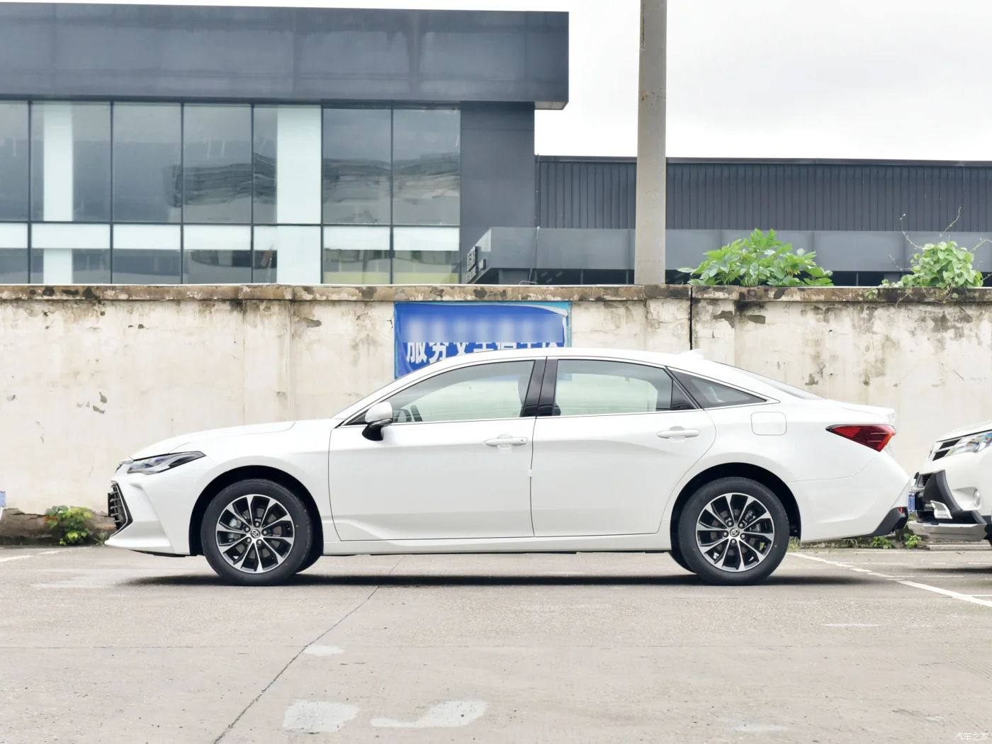 Седан бензиновые автомобили FAW T-o-yota Avalon 2023 2.0L премиум-класса хорошее качество и низкая цена