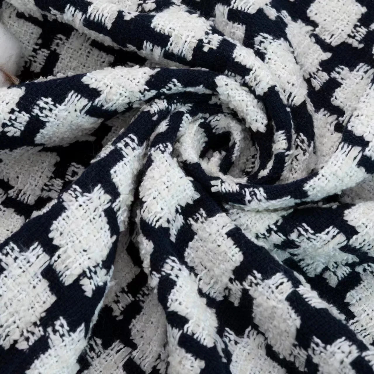 Trendy fabrics Hot fashion eye-catching factory direct shag 42% cotton 9% acrylic 18% nylon 31% chemical fiber