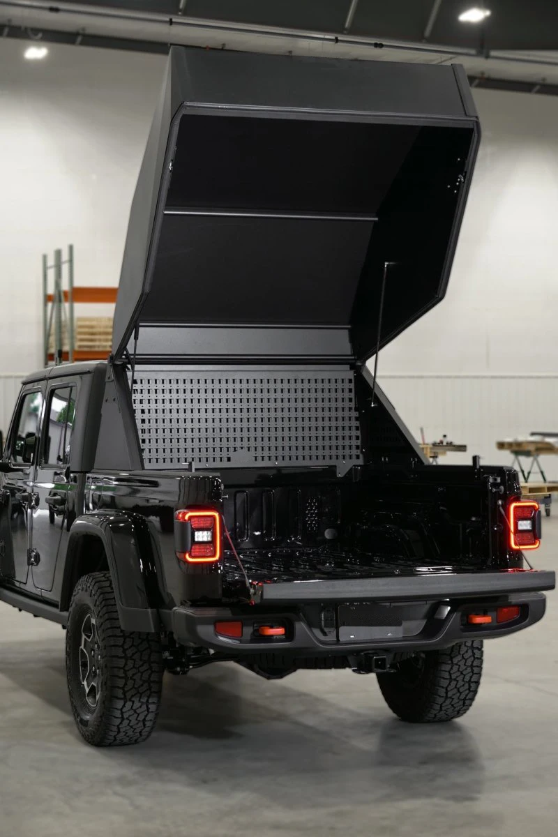 Heavy-Duty Aluminum Pick-up Bed Cover Secure Storage Solution for Adventure Gear and Off-Road Use with Locking Function