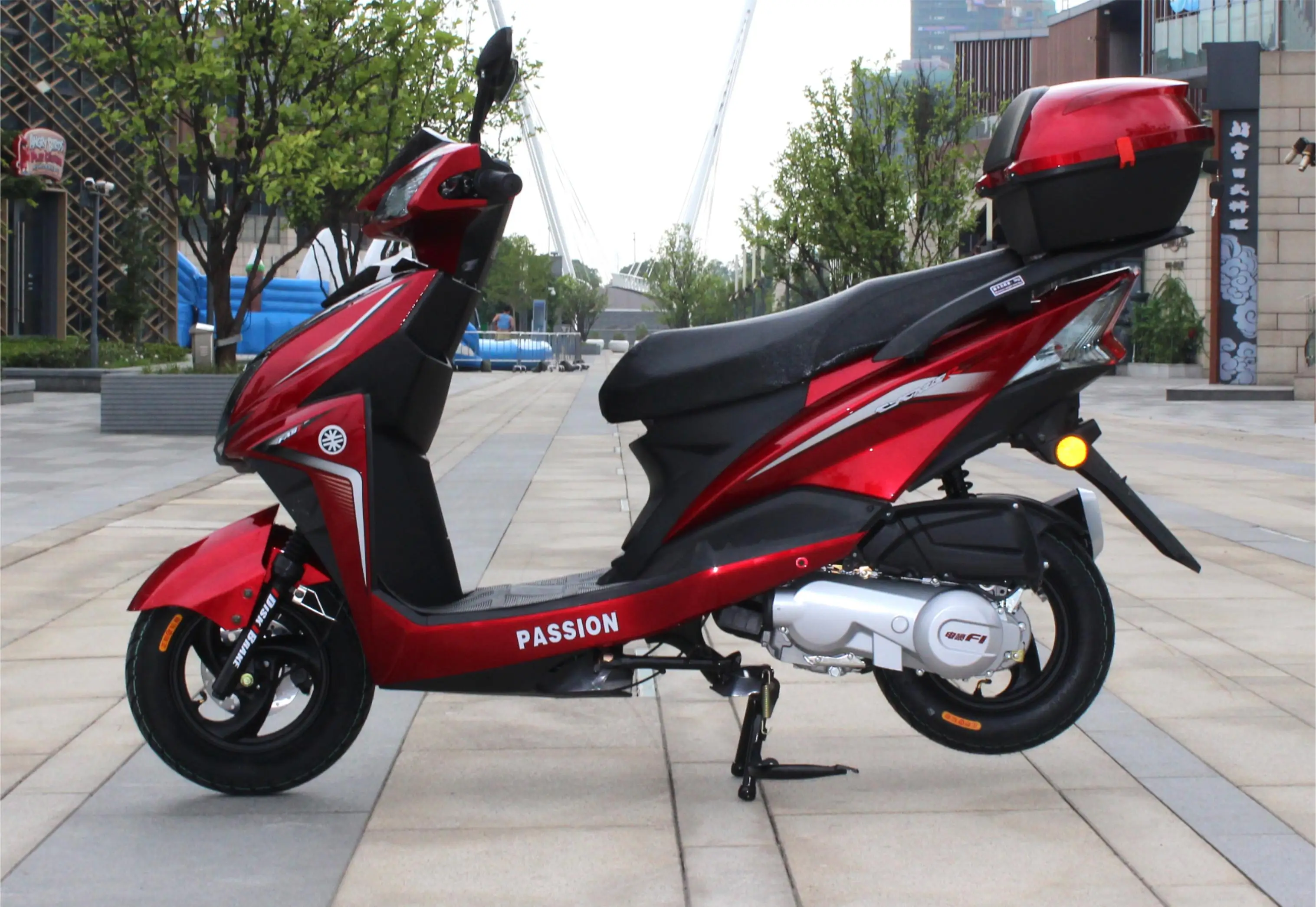 Поставка с завода 4-тактные газовые скутеры для взрослых 125cc 150cc мощные гидравлическим амортизатором дисковые и барабанные тормоза