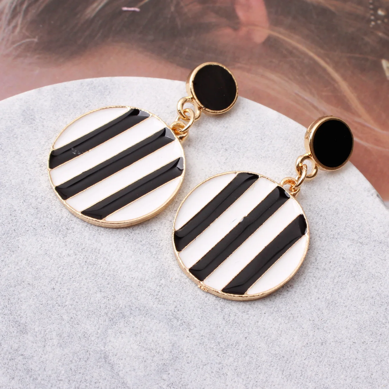 Factory Circular Geometry Ladies Fashion Jewelry Black and White Striped Earrings
