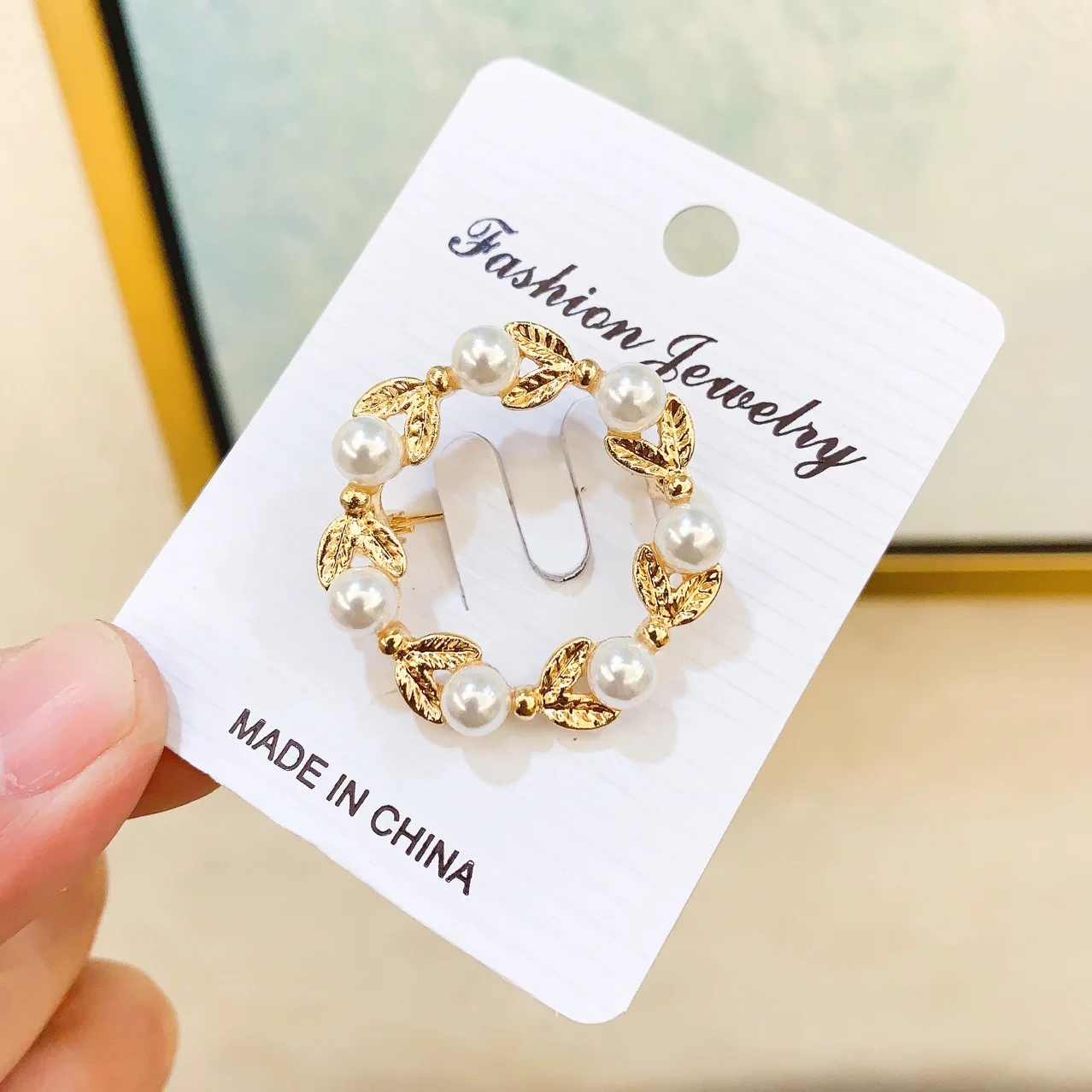 High quality Pearl brooch Pins Gold color Girls dress metal brooch Vintage round brooch jewelry