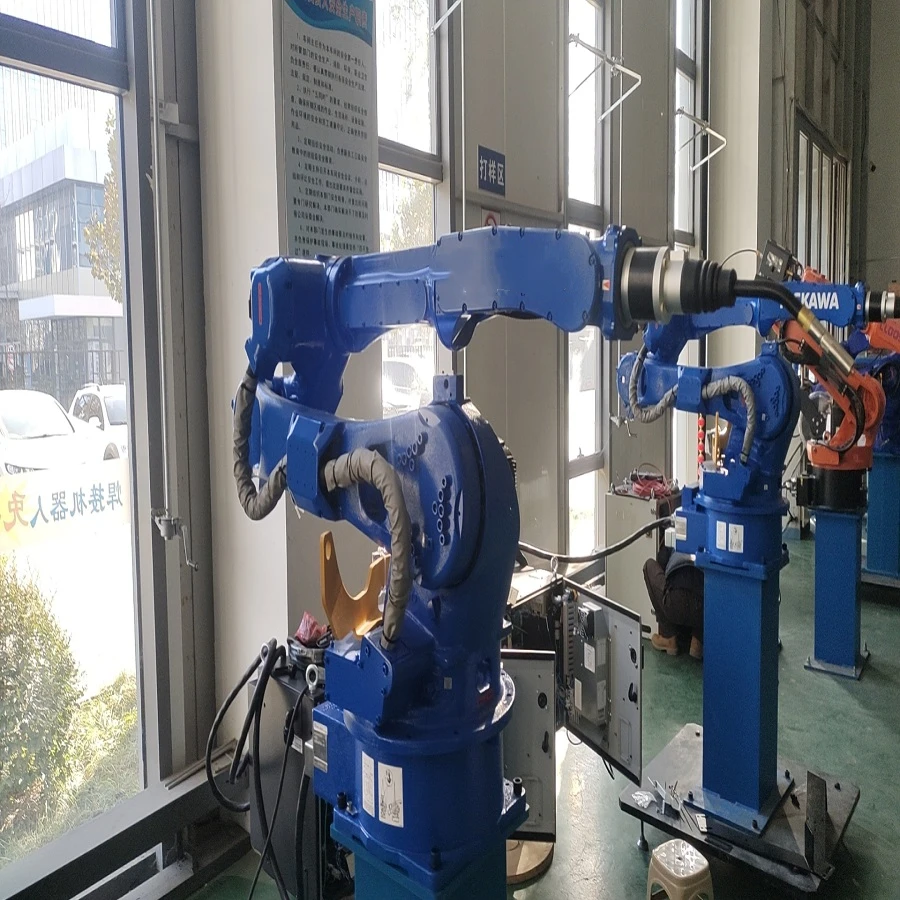 Гибкая и недорогая рука робота YASKAWA со сварочным аппаратом RD500S сварочной горелкой Mig для мощного дуговой сварки