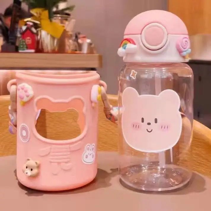 wholesale 620ml portable Leakproof  strap 3D sticker plastic water bottle with straw Cute kids student children bear bottle