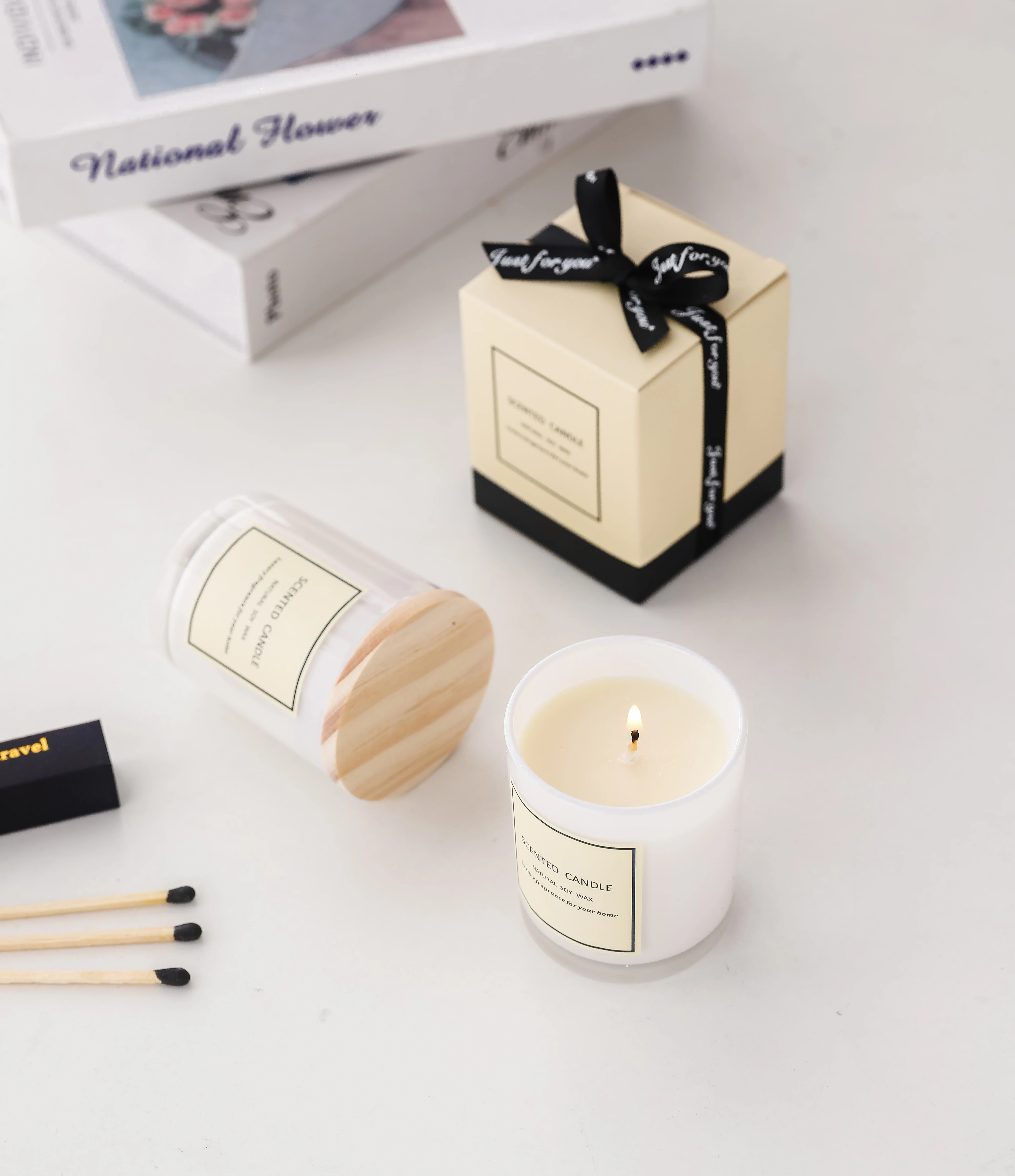 Wholesale Modern Hot Sale Luxury White Scented Soy Candles with Custom Labels Scented Candles with Wooden Lid and Gift Box