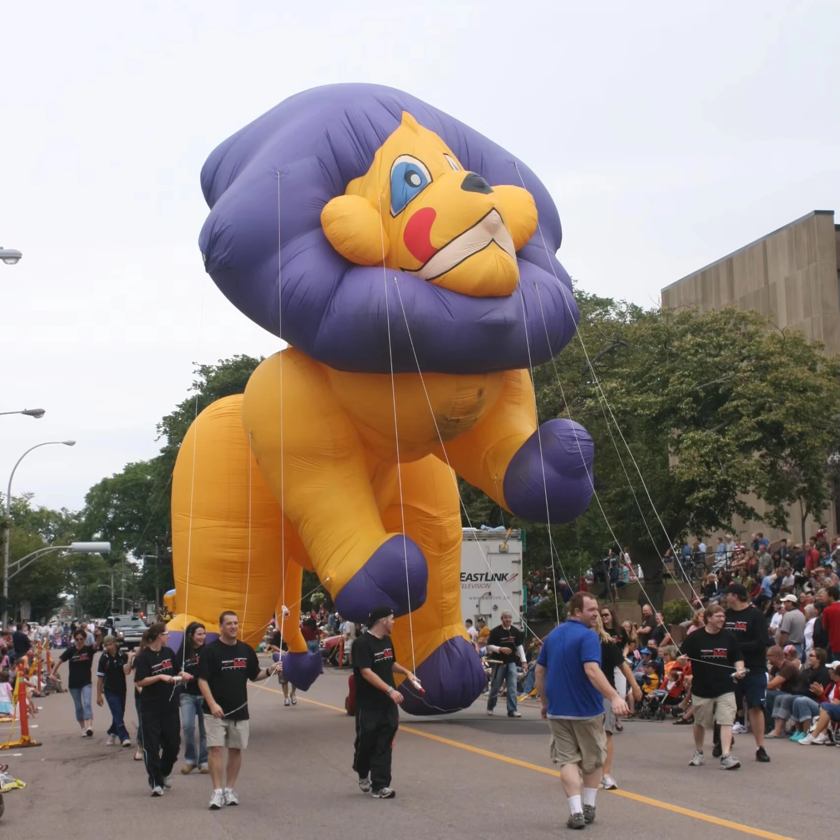 Wholesale inflatable bee balloon LED Lighting Inflatable Bee Cartoon Sculpture Giant Cartoon Bee for Advertising