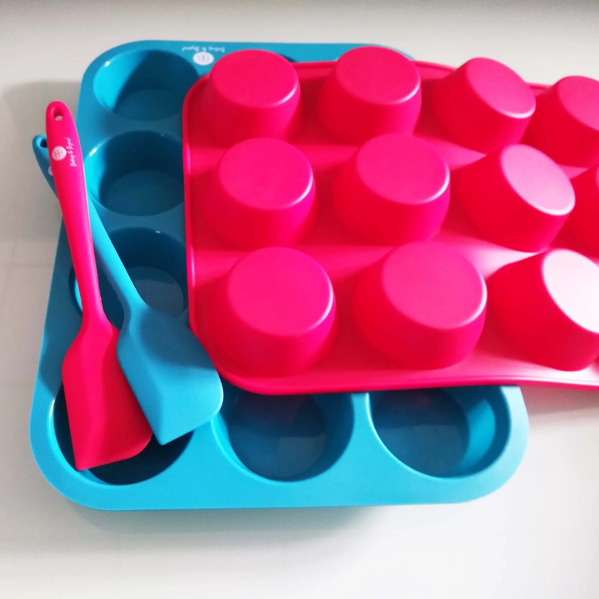 hot sale 12-Cup Silicone Regular Muffin Pan,Baking Cups mold pan .cake baking utensils