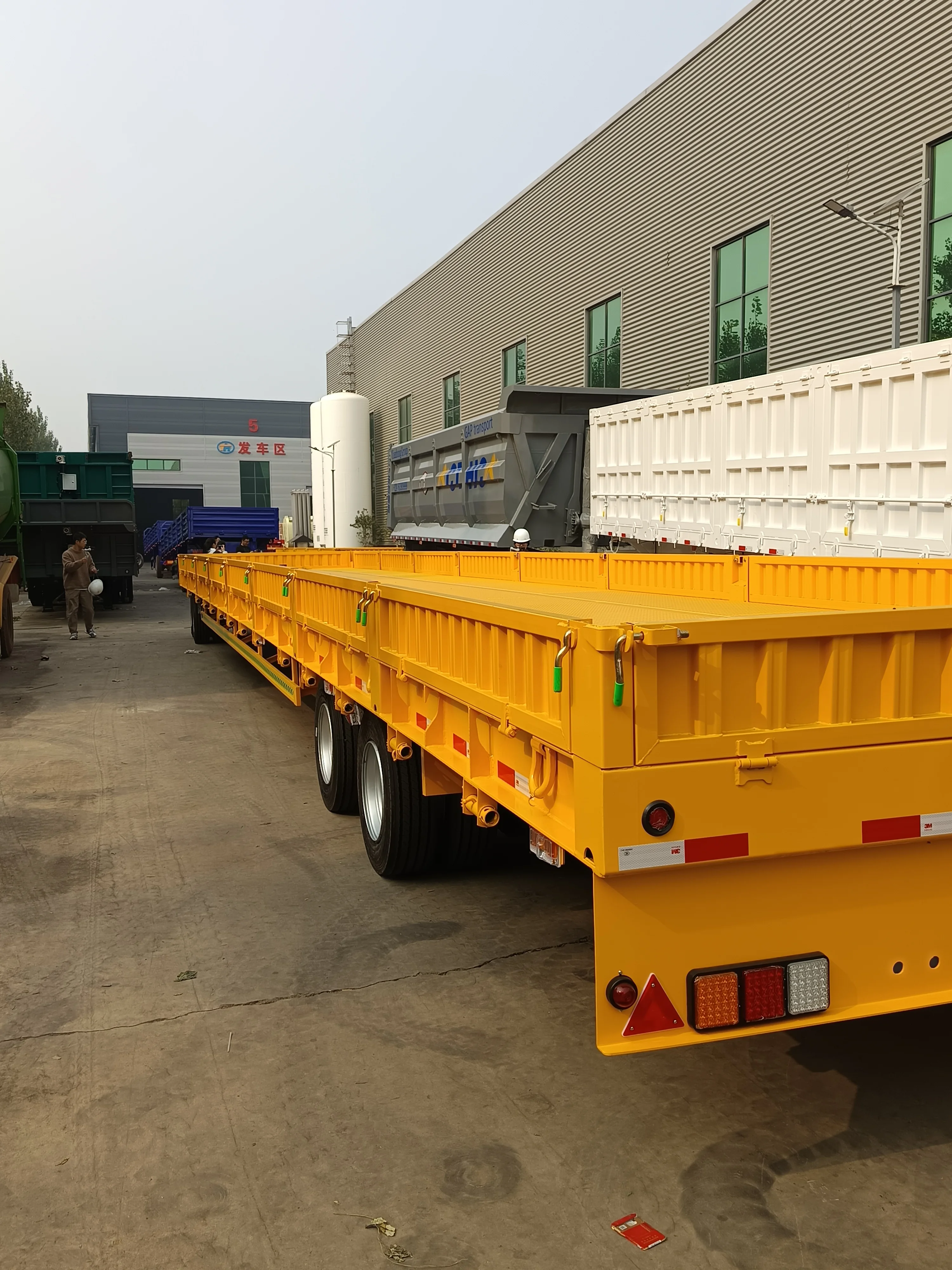 Chine 3 Axle Flat Bed Semi Trailer New Howo Sinotruk Good Price  Container Semi Truck Trailer For Sale
