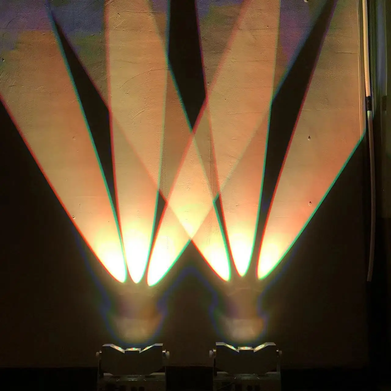 Tri Beam 3x10W wireless DMX battery LED wall washer achieve dynamic lighting effects while enjoying of wireless operation