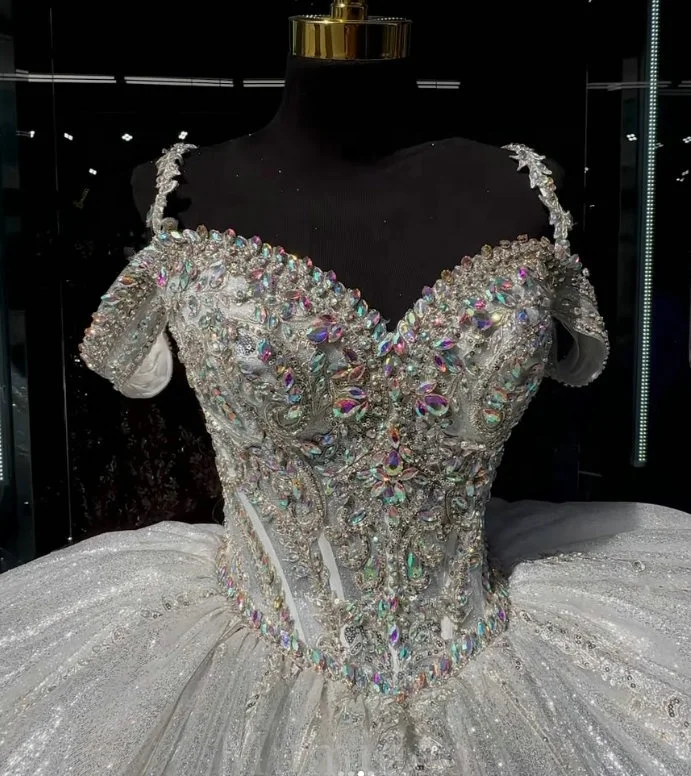 Mumuleo Серебряное платье Quinceanera с кристаллами 15 милых платьев открытыми плечами праздничное V-образным вырезом 2024 бальное для принцесс