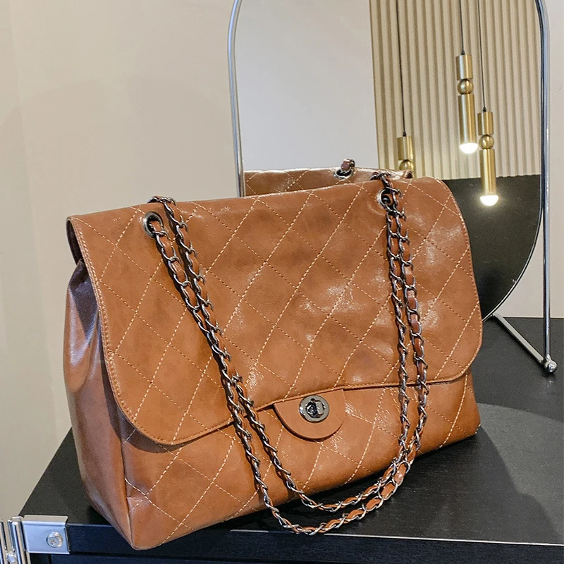 2024 New High end Lingge Flip Stray Bag Single Shoulder Bag Small and Large Capacity Chain Crossbody Bag