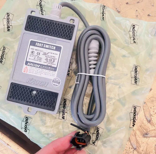 Doosan Daewoo Hyunda i BO Bcat Excavator Original and genuin e Electric Switch assy Breaker Pedal 301405-00562