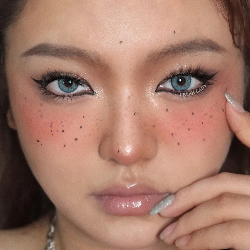 colored contact lenses