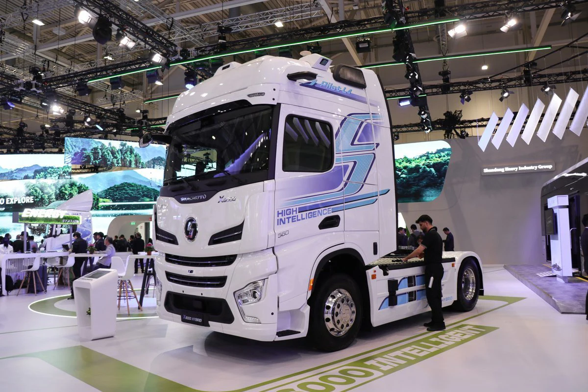 New 4x2 half row 2 seats sleeper cab 6 wheels 315/70r22.5 tires ABS EBS battery capacity 15kWh hybrid heavy tractor truck