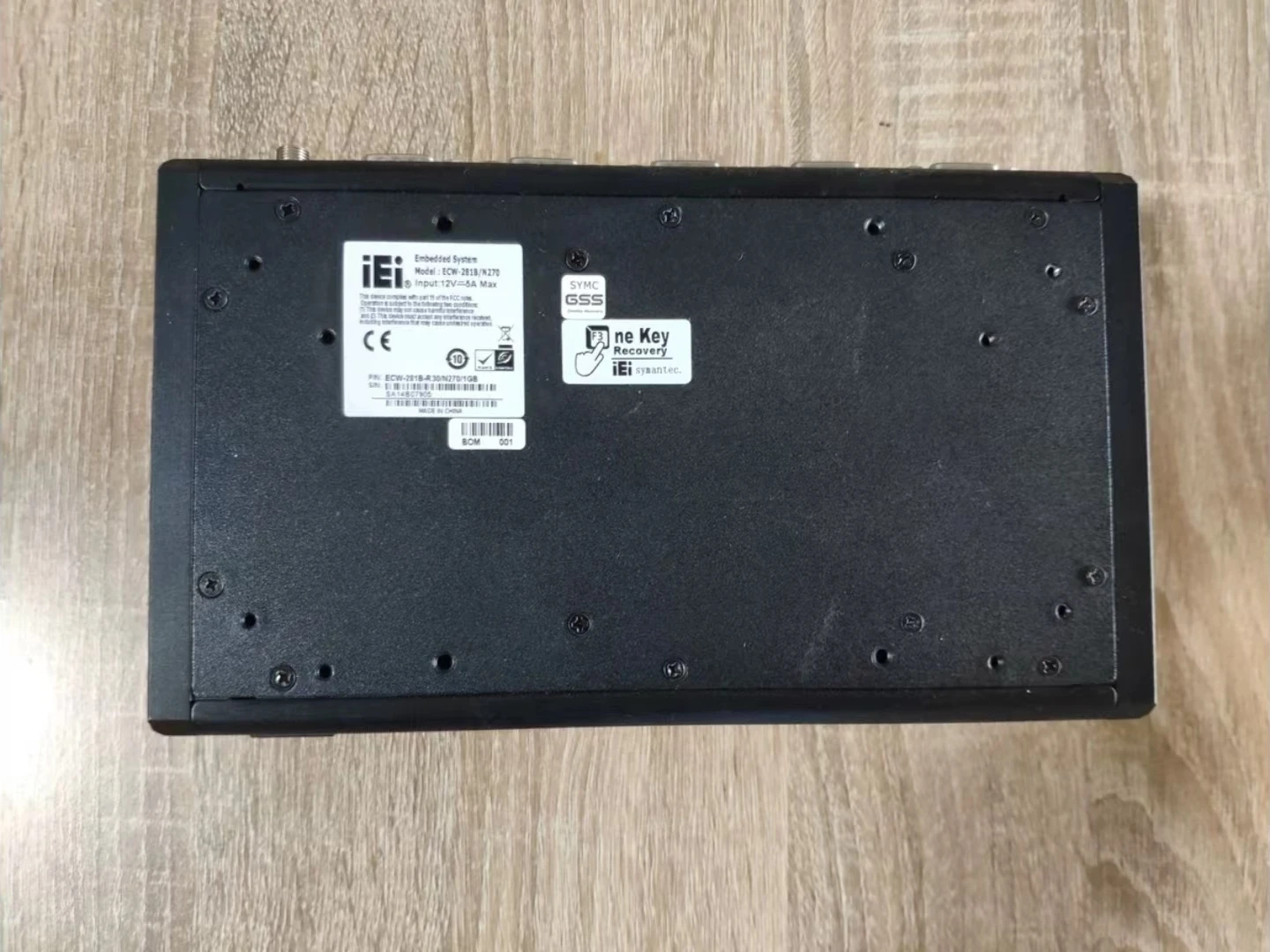 IEI Fanless Embedded Industrial PC ECW-281B-945GSE Intel  Atom N270 Processor Embedded System  VESA 100 wall mount