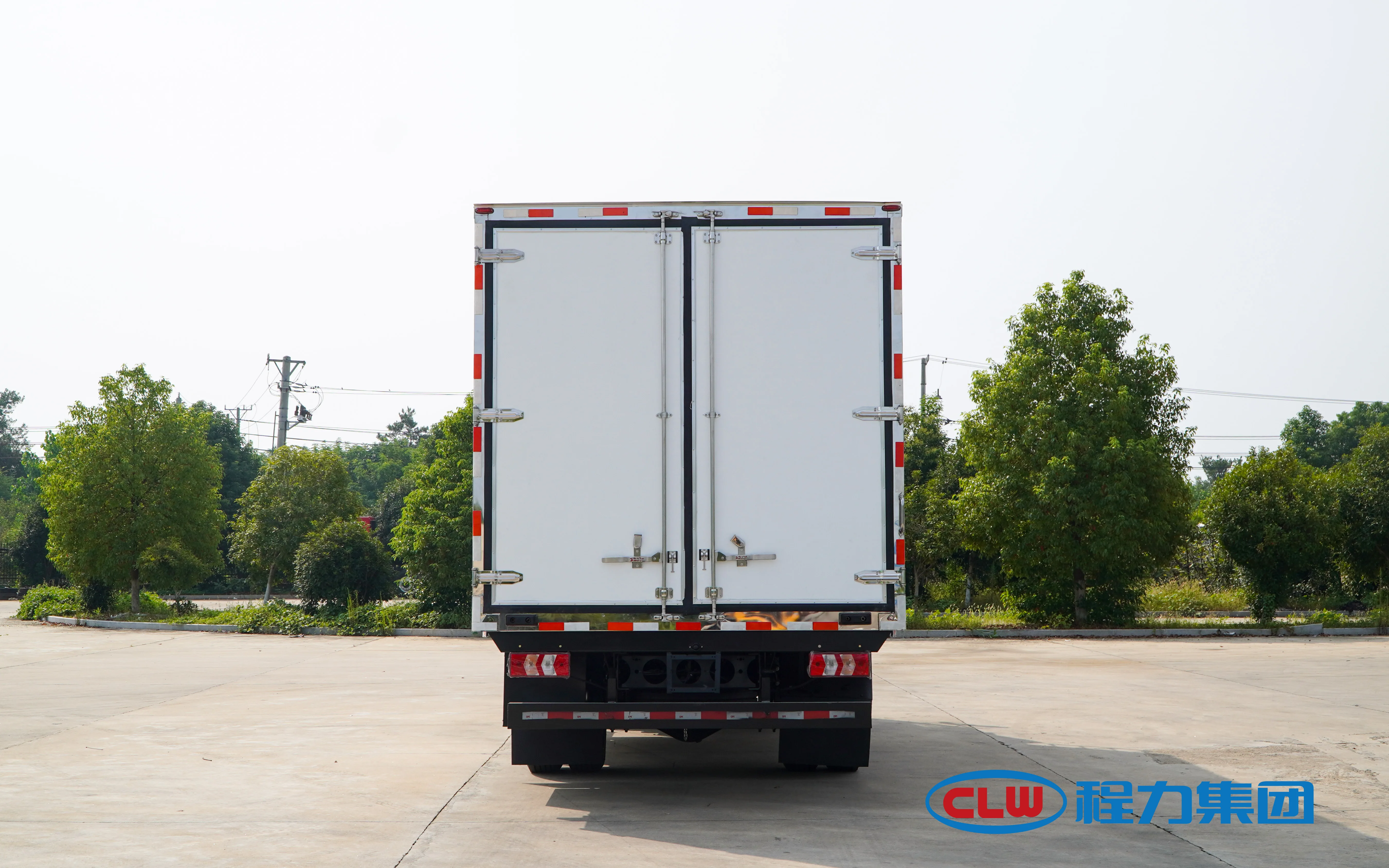 JAC Large capacity  refrigerated truck   box truck