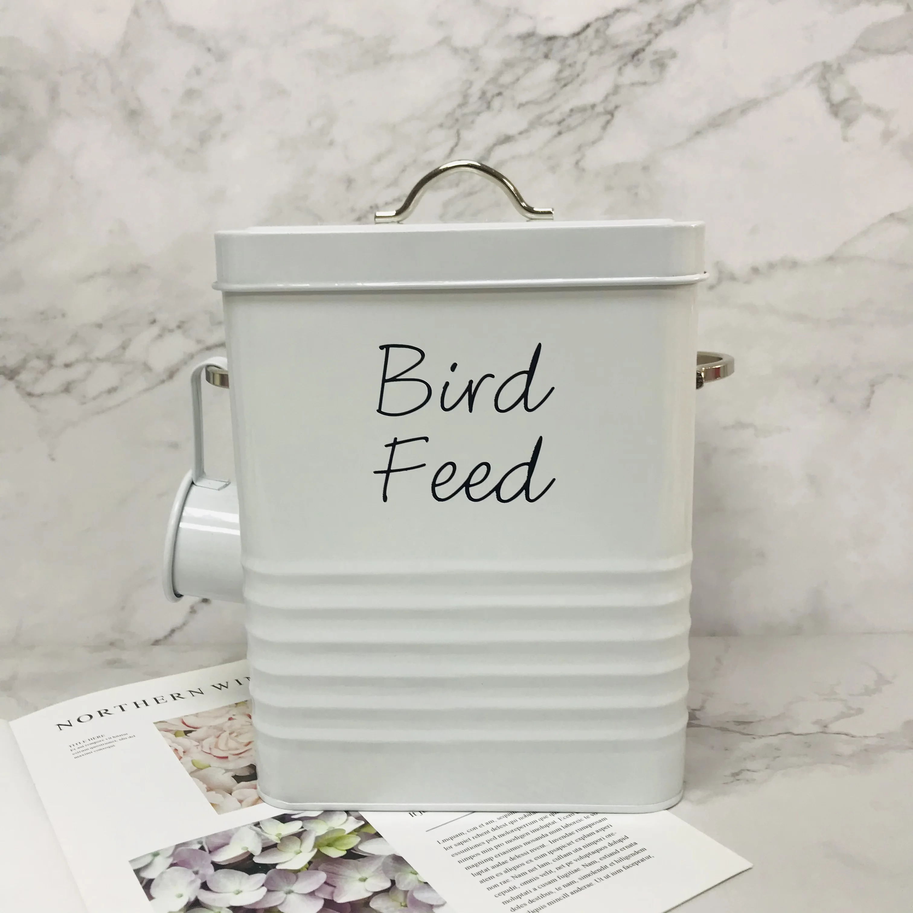 Custom Wholesale Farmhouse Metal Pet Food Treats Holder Dog Container Storage Cat Treats Tin with Scoop Pet Water Bowl