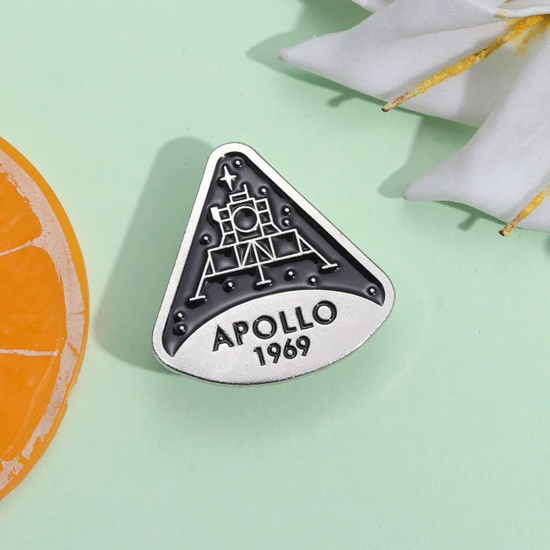 Hot Sale Moon Landing Memorial Personality Creativity Enamel Nickel Plated Zinc Alloy Hat Pin Metal Crafts Lapel Pin For Gift