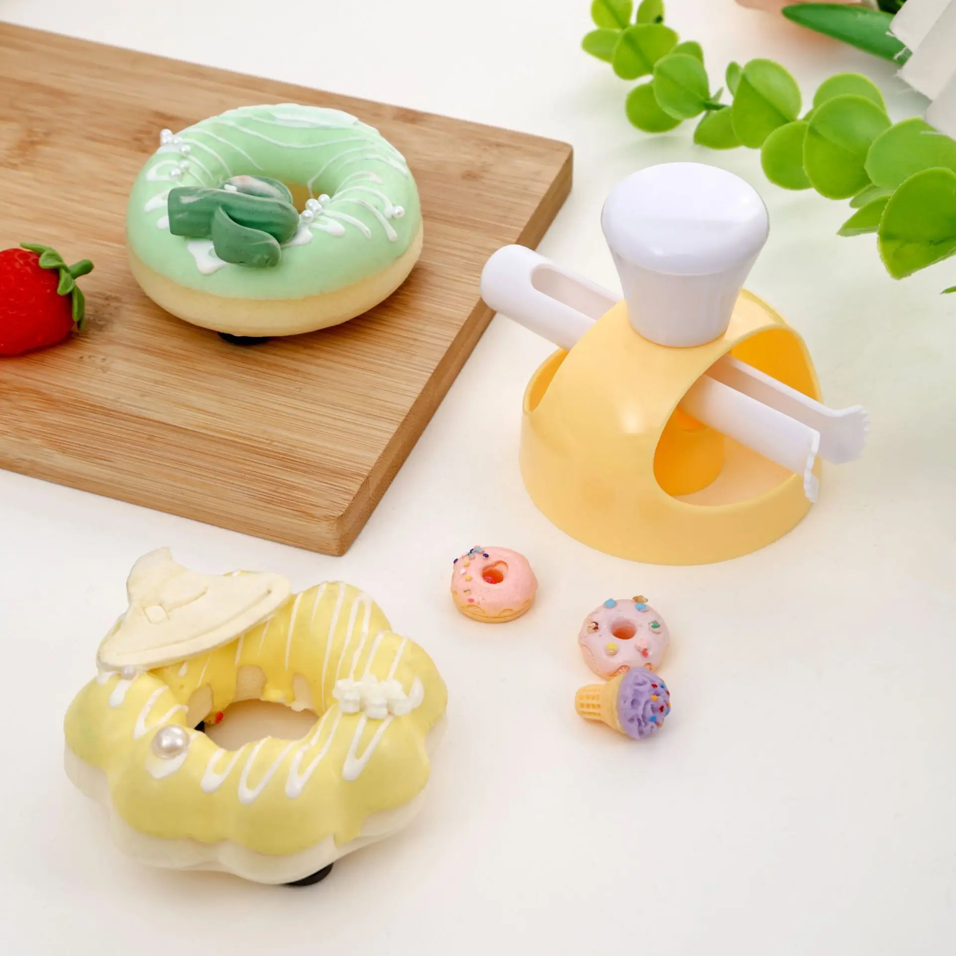 American large doughnut mold with dipping pliers, baking tool, printed biscuit plastic hollow bread Creative Kitchen Accessories