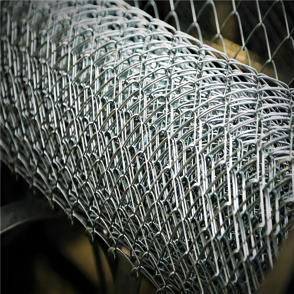 small hole chain link fence  uae galvanized 8ft chain link fence rolls bulk chain link fence with razor barbe