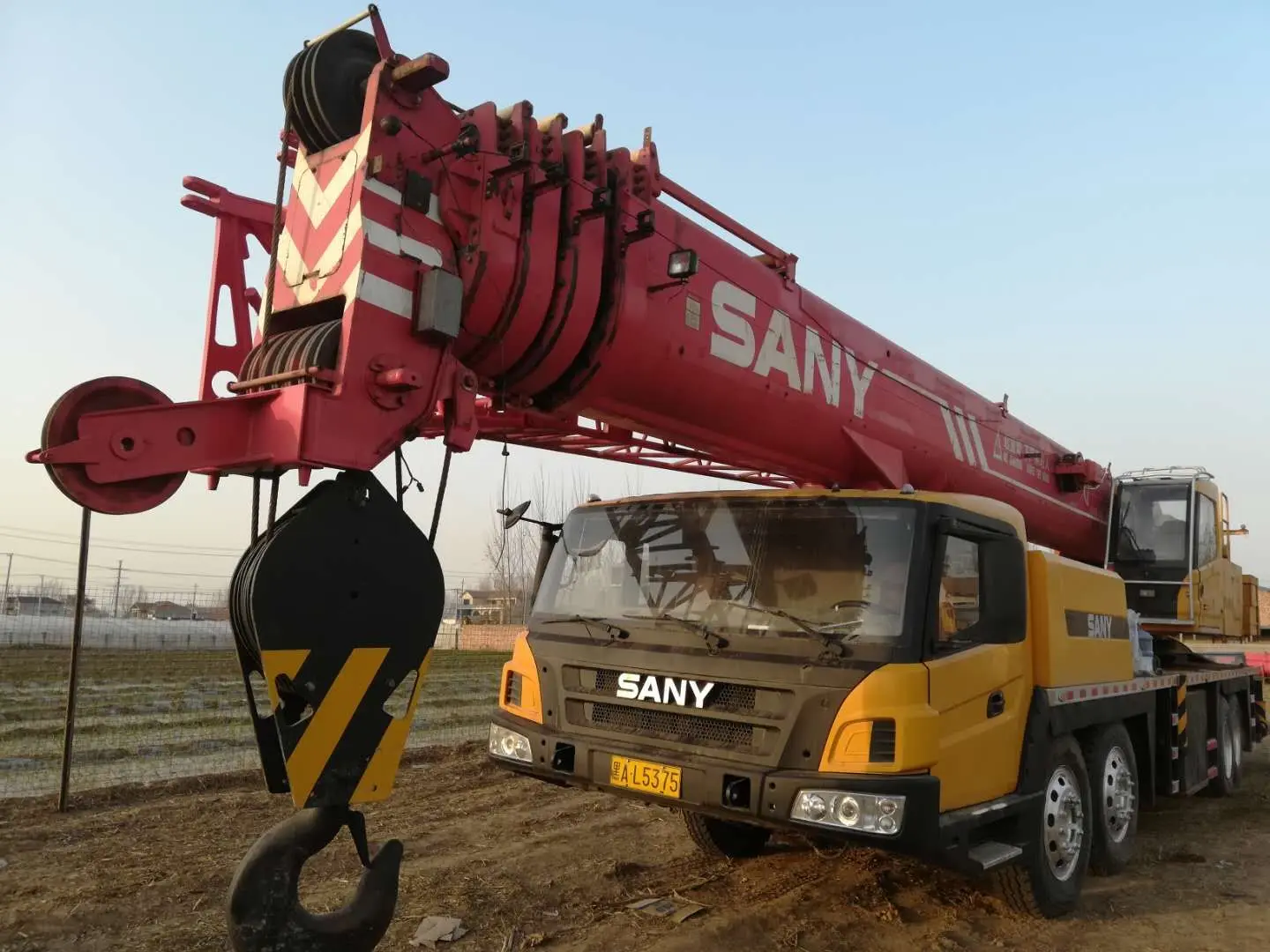 Used Sany 100ton truck crane second hand STC1000 mobile truck crane in stock with different types to choose