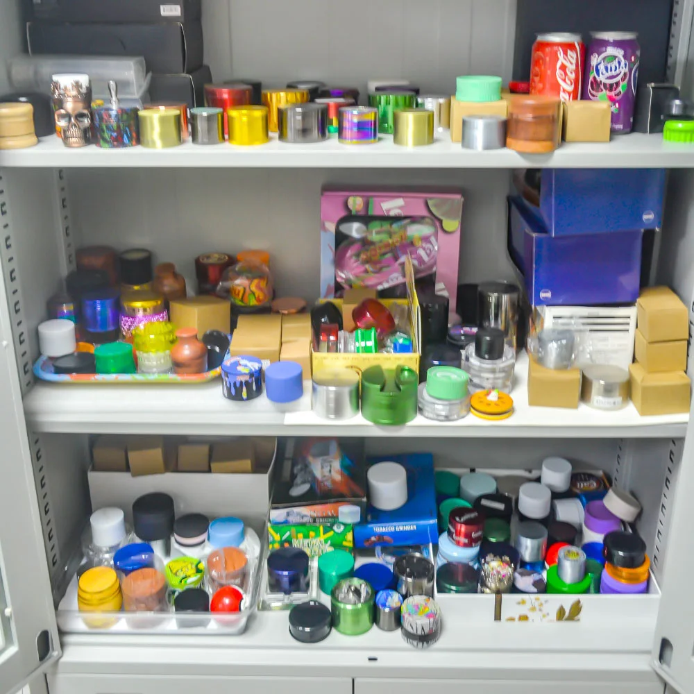 Wholesale High Quality All Smoke Shop Smoking Accessories Grinder Tray Cigarette Case Ashtray Hookah Lighter Accessories