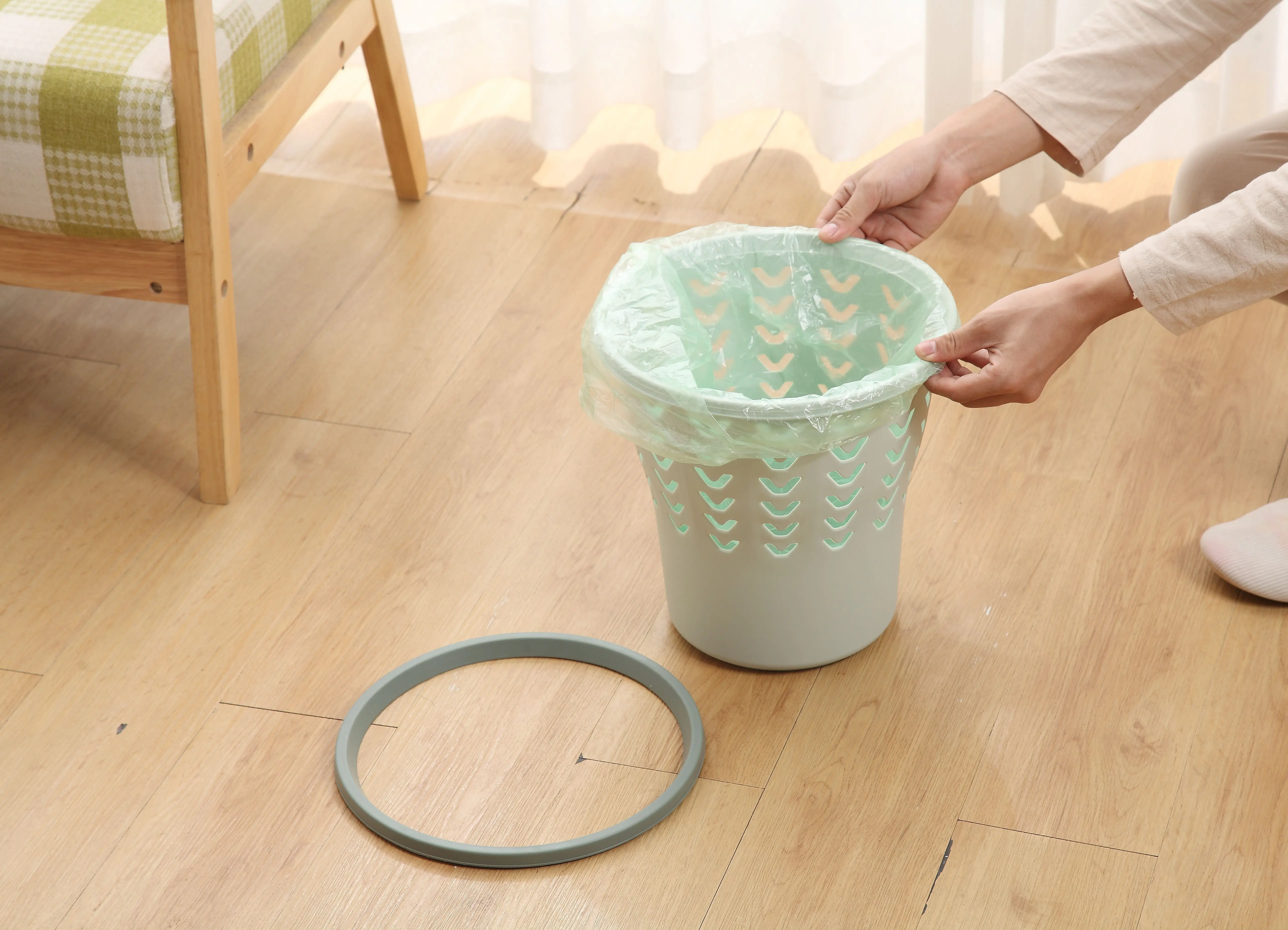 
Modern Household Indoor PP Garbage Plastic Trash Waste Bin Can with Fixed Sleeve 