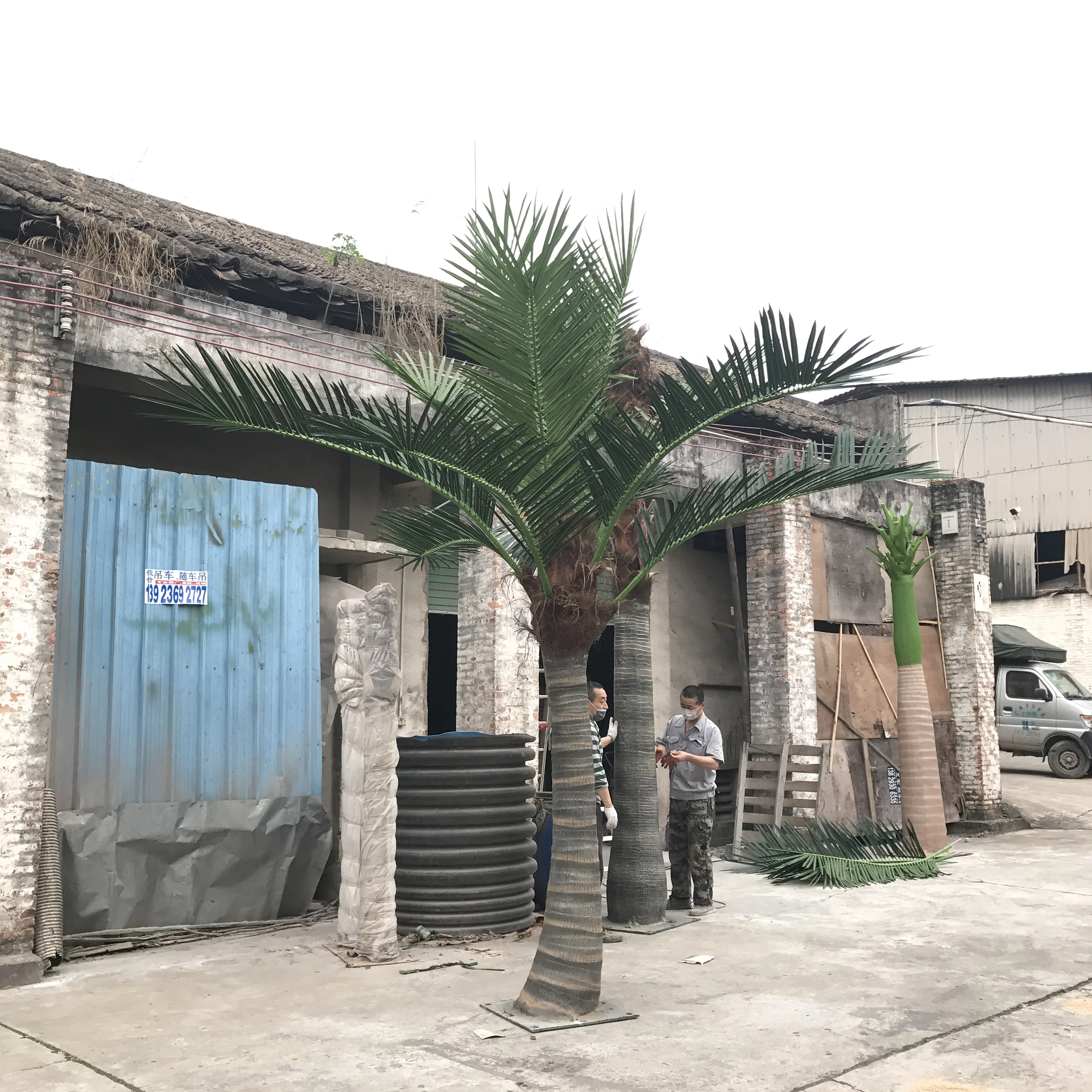 Curve shape artificial coconut palm trees for waterpark or hotel display