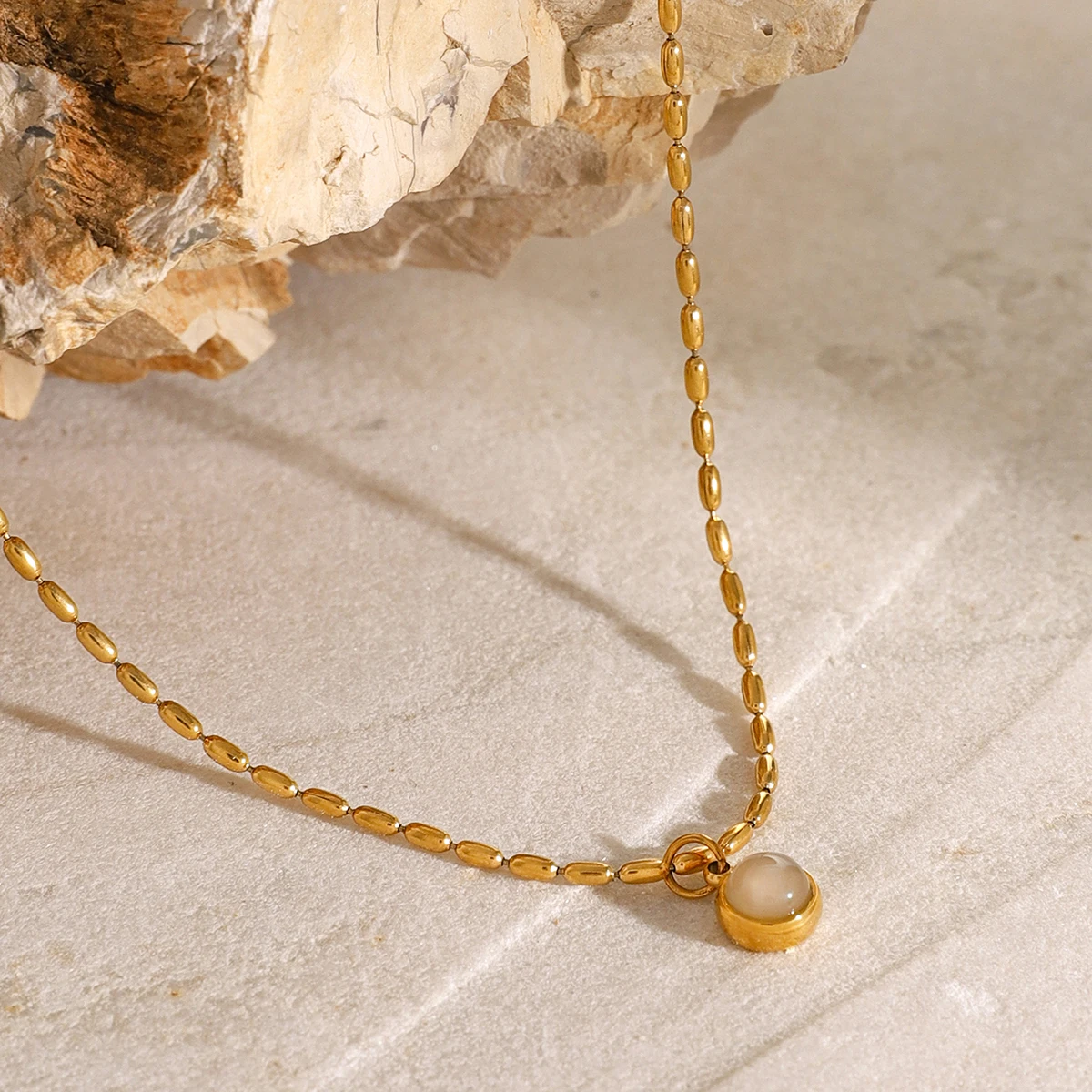 Old Fashion Natural Agate Pendant Bean Necklace 18K Gold Plated Stainless Steel Jewelry Necklace Popular